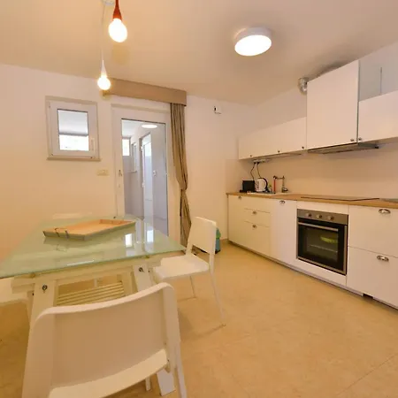New Homes Ruzmarin Barbat na Rabu